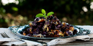 Beitragsbild des Blogbeitrags Saftiger Kaiserschmarrn mit Haferflocken und Heidelbeeren