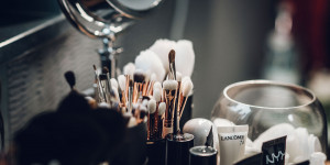 Beitragsbild des Blogbeitrags Dieser TikTok-Hack lässt dein Make-up makellos aussehen!