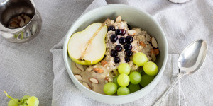 Beitragsbild des Blogbeitrags Mega lecker: Warme Frühstücks-Bowl mit Haferflocken