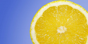 Beitragsbild des Blogbeitrags Zitronenschalen essen macht glücklich – laut TikTok 