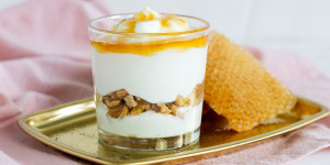 Beitragsbild des Blogbeitrags Griechischer Joghurt mit Honig und Walnüssen