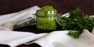 Beitragsbild des Blogbeitrags Außergewöhnlich lecker: Möhrengrün Pesto mit Parmesan und Mandeln 