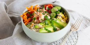 Beitragsbild des Blogbeitrags Avocado Bowl mit Shrimps: Schnell zubereitet & mega lecker 