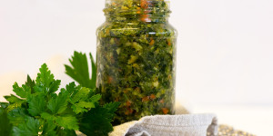Beitragsbild des Blogbeitrags Instant Gemüsebrühe selber machen mit frischen Kräutern