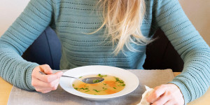 Beitragsbild des Blogbeitrags Hilft Hühnersuppe wirklich gegen Erkältungen?