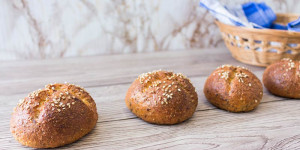 Beitragsbild des Blogbeitrags Rezept für Low Carb Brötchen mit Frischkäse 