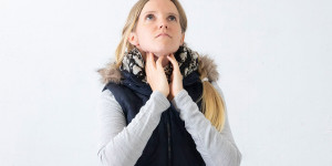 Beitragsbild des Blogbeitrags Kratzen im Hals – Schnelle SOS Tipps