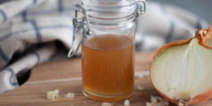 Beitragsbild des Blogbeitrags So kannst du mit Zwiebelsaft Husten loswerden!