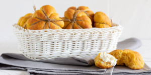 Beitragsbild des Blogbeitrags Saftige Kürbisbrötchen – extra fluffig