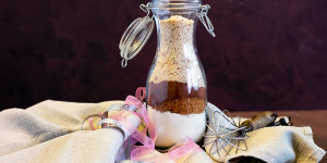 Beitragsbild des Blogbeitrags Backmischung im Glas selber machen: Saftiger Schoko Nuss Kuchen
