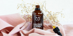 Beitragsbild des Blogbeitrags Diese Wege Jojobaöl für deine Beauty-Routine zu verwenden, kennst du noch nicht