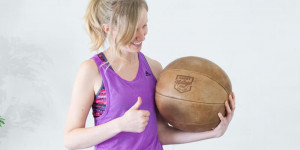 Beitragsbild des Blogbeitrags Die 20 besten Medizinball Übungen fürs Krafttraining im Wohnzimmer