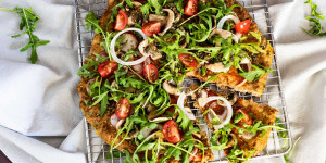 Beitragsbild des Blogbeitrags Diese Pizza mit Thunfischboden wirst du lieben!