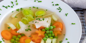Beitragsbild des Blogbeitrags Leckeres Rezept für klare Gemüsesuppe *kalorienarm* 