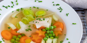 Beitragsbild des Blogbeitrags Leckeres Rezept für klare Gemüsesuppe *kalorienarm*