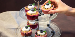 Beitragsbild des Blogbeitrags Gesunde Frühstücksmuffins mit Heidelbeeren und Haferflocken