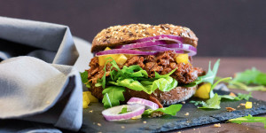 Beitragsbild des Blogbeitrags Jackfruit Burger mit BBQ Pulled Pork *vegan*