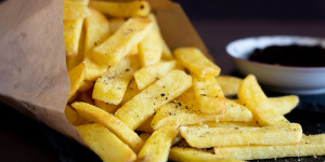 Beitragsbild des Blogbeitrags Knusprige Pommes selber machen: Mit dieser Geheimzutat klappts