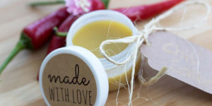 Beitragsbild des Blogbeitrags DIY Chili Salbe gegen Muskelverspannungen