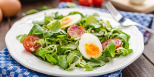 Beitragsbild des Blogbeitrags Feldsalat Dressing: 9 unwiderstehliche Rezepte zum Verlieben
