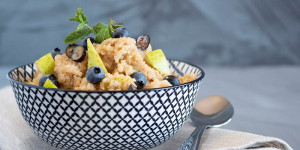 Beitragsbild des Blogbeitrags Schnelles Amaranth Porridge mit Birne und Nüssen