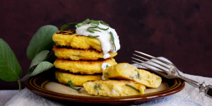 Beitragsbild des Blogbeitrags Schnelle Polenta Bratlinge mit Salbei und Kartoffeln