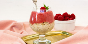 Beitragsbild des Blogbeitrags Fruchtiges Quinoa Porridge mit Himbeer Bananen Creme