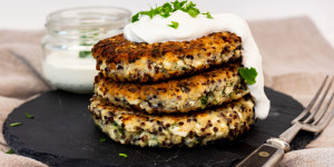 Beitragsbild des Blogbeitrags Blumenkohlbratlinge mit Quinoa und Feta