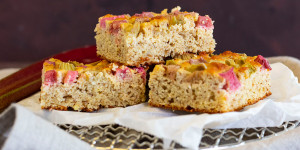 Beitragsbild des Blogbeitrags Saftiger Low Carb Rhabarberkuchen mit Kokosmehl
