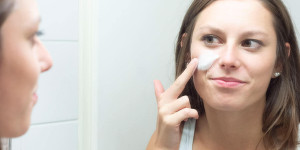 Beitragsbild des Blogbeitrags Babypuder gegen Pickel: Hilft das wirklich?