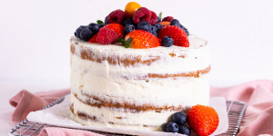 Beitragsbild des Blogbeitrags Schnelles Rezept für Muttertagstorte mit Erdbeeren und Quarkcreme