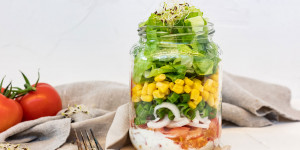 Beitragsbild des Blogbeitrags Salat im Glas: Einfache und leckere Rezepte für unterwegs 
