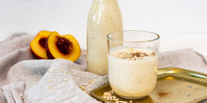 Beitragsbild des Blogbeitrags Frühstückssmoothie mit Haferflocken und Pfirsich