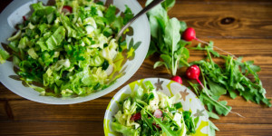 Beitragsbild des Blogbeitrags Eisbergsalat Dressing: 7 köstliche Ideen für die Salatsoße 