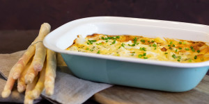 Beitragsbild des Blogbeitrags Low Carb Spargelauflauf mit Schinken