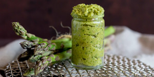 Beitragsbild des Blogbeitrags Cremiges Spargel Pesto mit Walnüssen 