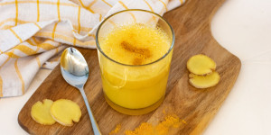 Beitragsbild des Blogbeitrags Rezept: Goldene Milch mit Orangensaft 