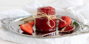 Beitragsbild des Blogbeitrags Trick: So wird Erdbeermarmelade nicht braun!