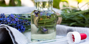 Beitragsbild des Blogbeitrags Lavendelöl selber machen: Schritt für Schritt zum Duftöl 