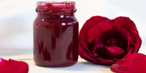 Beitragsbild des Blogbeitrags Rosengelee selber machen mit Birkenzucker