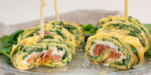 Beitragsbild des Blogbeitrags Lachsrolle mit Frischkäse und Spinat: Einfach Low Carb genießen