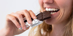 Beitragsbild des Blogbeitrags Das hilft gegen Heißhunger vor der Periode!