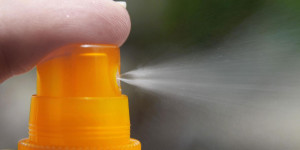 Beitragsbild des Blogbeitrags Sonnencreme Flecken entfernen: So bekommst du sie wieder raus!