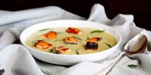 Beitragsbild des Blogbeitrags Schnelle Gurkensuppe mit Lachs 