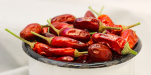 Beitragsbild des Blogbeitrags Chilis trocknen: Der ultimative Guide