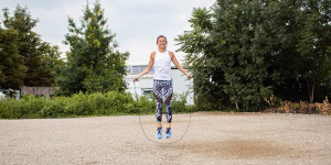 Beitragsbild des Blogbeitrags Mega effektives Springseil Workout: Spring dich zur Traumfigur!
