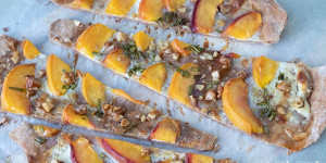 Beitragsbild des Blogbeitrags Vollkorn Flammkuchen mit Pfirsich und Ziegenkäse
