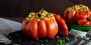 Beitragsbild des Blogbeitrags Veggie Rezept: Gefüllte Tomaten mit Couscous 