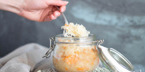 Beitragsbild des Blogbeitrags Sauerkraut fermentieren in 3 Schritten 