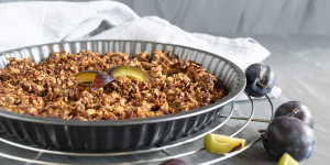 Beitragsbild des Blogbeitrags Saftiges Pflaumen Crumble mit Haferflocken 